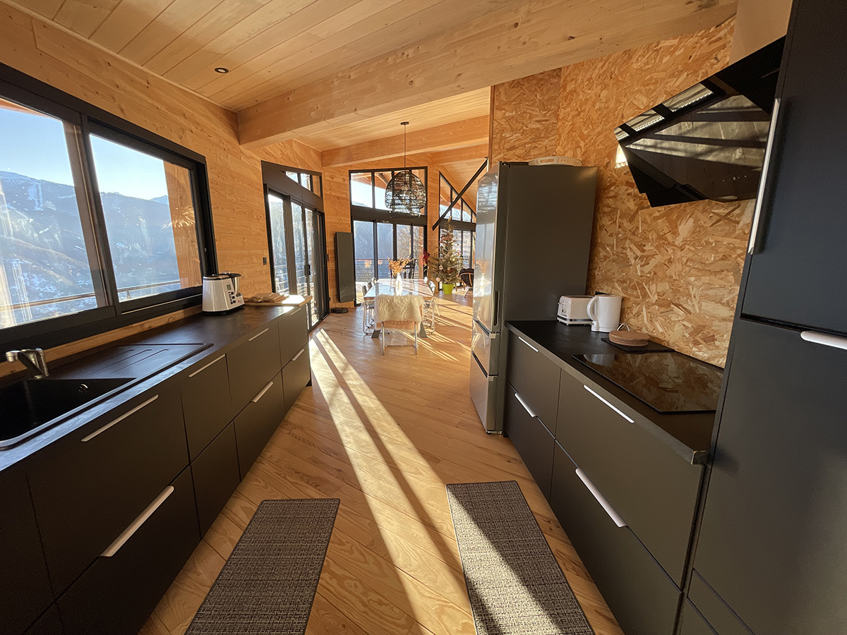 Lire la suite à propos de l’article Chalet contemporain tout confort alliant ambiance chaleureuse et décoration raffinée, avec de beaux espaces fonctionnels et très bien équipés.